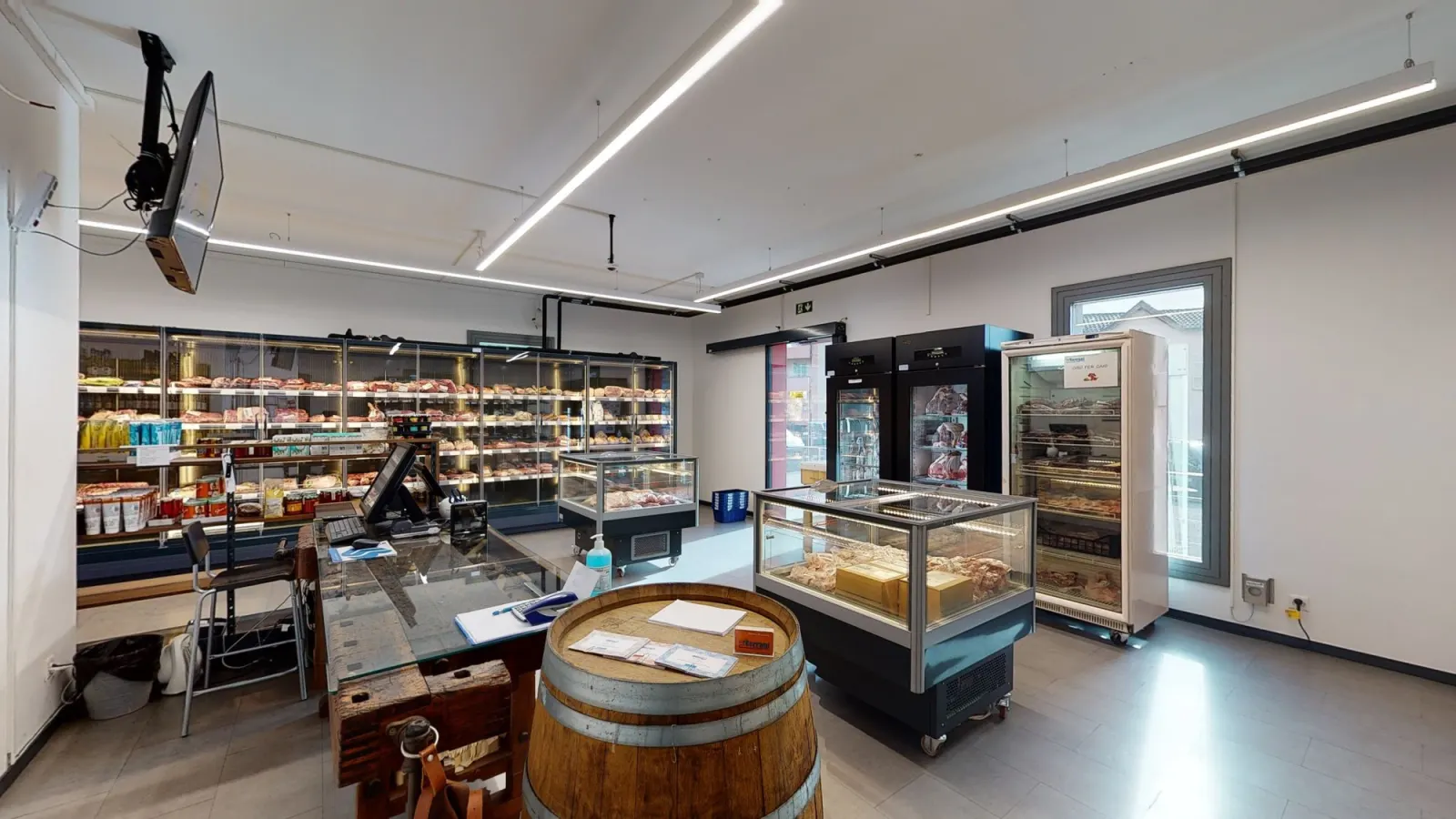 Spazio vendita con banco, vetrine refrigerate e una botte, tour 10